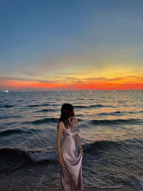 Pretty Beach Photos, Beach Pictures At Sunset, Sunset Posing Ideas, Long Dress On Beach, Vacation Pics Inspiration, Beach Pictures Picnic, Beach Aesthetic Picture Ideas, Sunset Birthday Photoshoot, Bday Beach Photoshoot