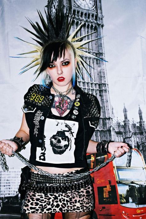 Punk Rock Fashion Women, Punk Girl Fashion, 80s Punk Fashion, Chicas Punk Rock, Punk Rock Girls, Chica Punk, Punk Subculture, Punk Fashion Diy, 70s Punk