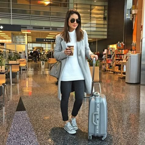 30+ Comfortable and Stylish Outfits for Long Haul Flights Long Flight Outfit For Women, Long Haul Flight Outfit, Long Flight Outfit, Airport Outfit Winter, Travel Outfit Spring, Casual Travel Outfit, Airport Travel Outfits, Flight Outfit, Airplane Outfits