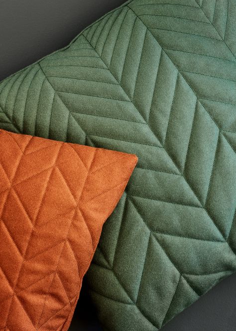 Cushion Arrangement, Cushion Inspiration, Sewing Cushions, Modern Cushions, Leather Sofa Living Room, Trendy Furniture, Picture Frame Designs, Green Cushions, Diy Quilt