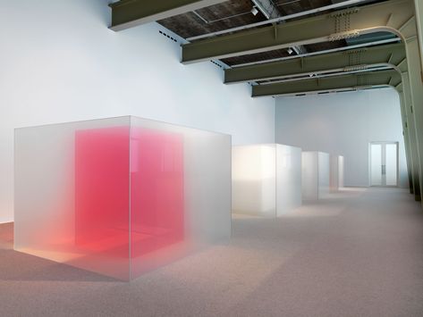 Venice Fog: Recent Investigations by Larry Bell Installation Architecture, Glass Structure, Glass Cube, Translucent Glass, Light And Space, Glass Boxes, London Fog, Sculpture Installation, Pop Up Store