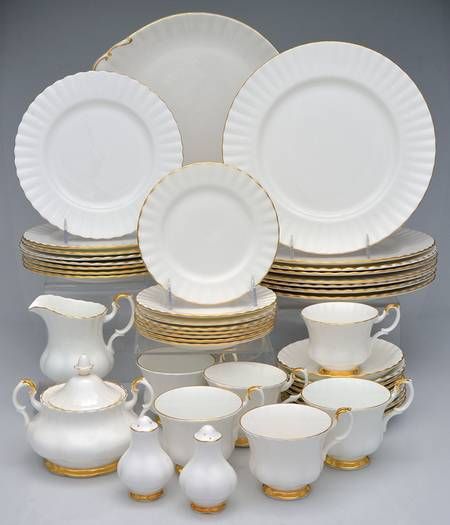 Royal Albert Val D'Or 54 Piece Estate Set Chinaware Dinnerware, Dinner Wears, Royal Albert Tea Cup, Tea Cup Collection, Pretty China, Gold Bridal Jewellery Sets, Porcelain Dish, Porcelain Dinnerware, Chic Kitchen