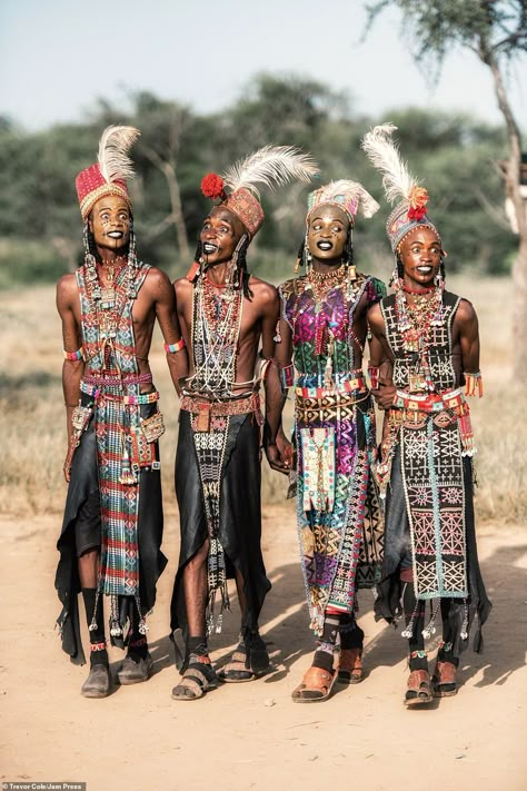 Chad's Wodaabe tribesmen have beauty pageant to attract wives | Daily Mail Online Wodaabe Men, Fulani People, Tribe Fashion, Cultural Clothing, Traditional African Clothing, African People, African Men, Historical Costume, People Of The World