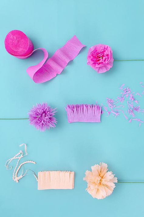 Streamer Flowers, Paper Flowers For Kids, Crepe Paper Flowers Diy, Paper Flowers Diy Easy, Tissue Paper Flowers Diy, Paper Flower Wreaths, Easy Paper Flowers, Paper Flower Decor, How To Make Paper Flowers