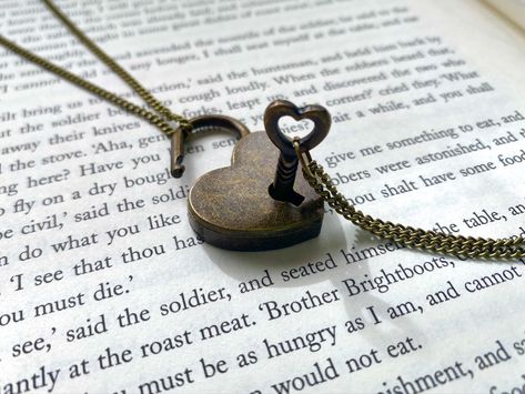 Lock And Key Aesthetic, Key Necklace Aesthetic, Heart Lock Necklace, Heart Lock And Key, Aesthetic Heart, Necklace Aesthetic, The Inheritance Games, Inheritance Games, Lock Necklace