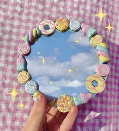 Mirror Decorating Ideas With Clay, Cute Clay Mirror, Aesthetic Clay Mirror, Handheld Mirror Diy Ideas, Soft Clay Mirror, Air Dry Clay Mirror, Super Clay Mirror Art, Kaca Aesthetics, Clay Mirror Frame Aesthetic