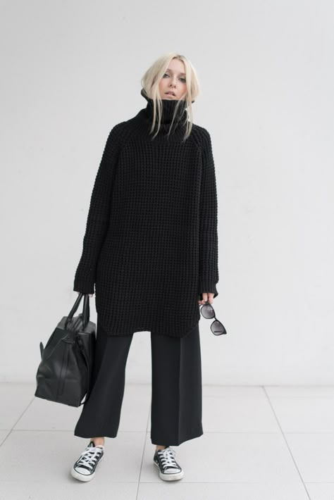 F*** it... Going to New York! - F I G T N Y How To Style Black Dress Casual, Shoe Combo, Unisex Fashion Style, Woman In Black, Short Pant, All Black Looks, Waffle Knit Sweater, Oversize Knit, Oversized Knitted Sweaters