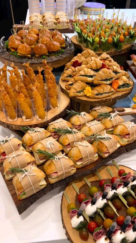 Catering Food Displays, Party Food Buffet, Catering Ideas Food, Food Buffet, Party Food Platters, Christmas Food Dinner, Outfit Christmas, Food Displays, Catering Food