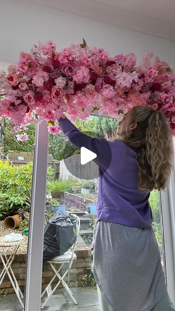 Jess | FLORAL EVENT STYLIST on Instagram: "Build a Flower Garland with me 🌸 … these are ideal for arch and door framing or attaching onto your event props and backdrops for the ultimate glow up.   All you need is some pool noodles (I have linked the ones I use in my Amazon store - in bio), cable ties and your very own pretty silk flowers 🌸  This order is being shipped to Germany for his forever home in a new Salon opening 🥰  SAVE and Try 🙌🏻  #diyflowers #diybride #flowertips #flowergarland #silkflowers #weddinginspiration #craft" Mom To Be Decoration, Floral Garland Around Door Frame, How To Attach Flowers To Backdrop, Garland With Flowers, How To Make Floral Backdrop, How To Create A Flower Wall Backdrop, Fairy Quinceanera Decorations, Pool Noodle Wedding Decorations, Garland With Pool Noodles