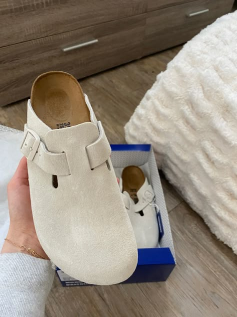 Antique White Boston Clogs, Birkenstock Clogs White, White Birkenstock Clogs, White Boston Birkenstock, Birkenstock Boston Antique White, White Boston Birkenstock Outfit, White Birkenstock Clogs Outfit, Birkin Stocks Clogs, Boston Berkinstock