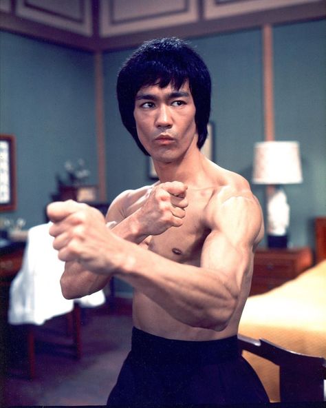 Bruce Lee Workout, Bruce Lee Enter The Dragon, Bruce Lee Family, Bruce Lee Pictures, Bruce Lee Martial Arts, Martial Arts Instructor, Bruce Lee Quotes, Bruce Lee Photos, Chinese Kung Fu