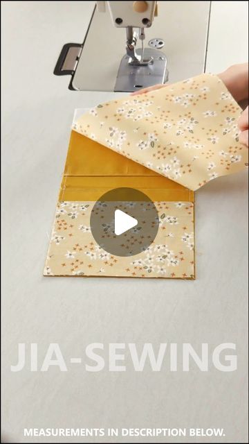 Simple Things To Sew For Beginners, Pad Pouch, Pad Pouch Diy, Sewing Zippered Pouches, Zip Pouch Tutorial How To Sew, How To Sew Pouches Zipper Bags, Little Pouches To Sew, Sew Pouch, Sanitary Pad Pouch Diy Free Pattern