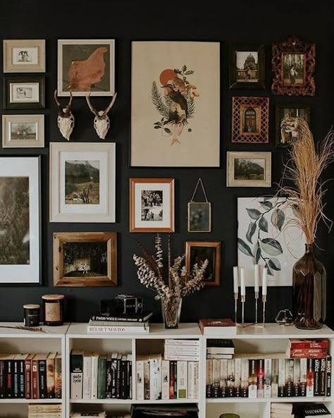 Lots Of Books, Perfect Gallery Wall, Eclectic Gallery Wall, Gallery Wall Inspiration, Gallery Wall Living Room, Interior Design Per La Casa, Wall Decorating, Framed Pictures, Corner Wall