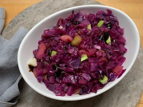 Sweet And Sour Red Cabbage, Apples And Cabbage Recipe, Cabbage With Apples, Red Cabbage Recipe, Red Cabbage With Apples, Tenderloin Pork, Cabbage Health Benefits, Recipes Supper, Sweet And Sour Cabbage