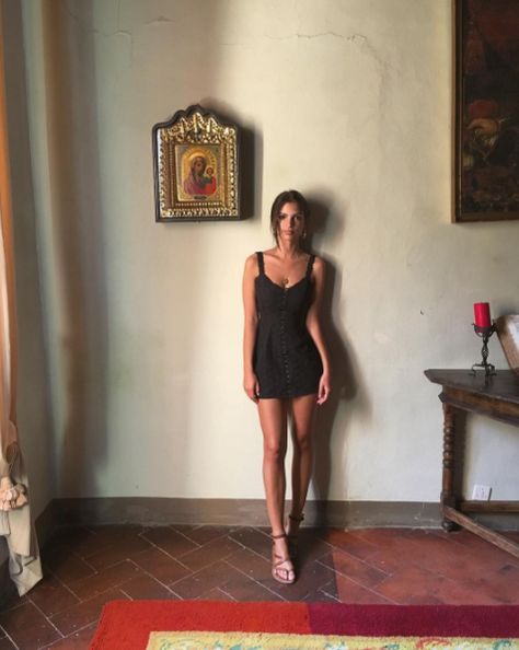 Emily Ratajkowski in the Memphis Dress. Emily Ratawosky, Em Ratajkowski, Emrata Instagram, Emrata Style, Dress And Sandals, Emily Ratajkowski Style, Fall 2024 Fashion, Cindy Kimberly, Looks Party