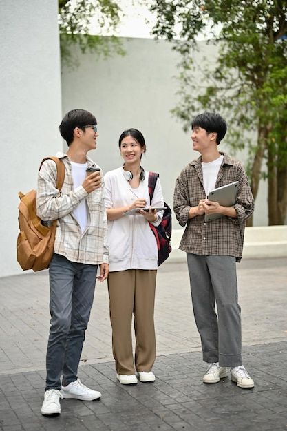 A group of happy asian students enjoy ta... | Premium Photo #Freepik #photo #student-group #happy-group #group-friends #happy-friends Group People Reference, Friends Standing Together, Asian People Reference, Collage Student, A Group Of People, Group Friends Photos, Group Of People, Student Aesthetic, Group Photoshoot