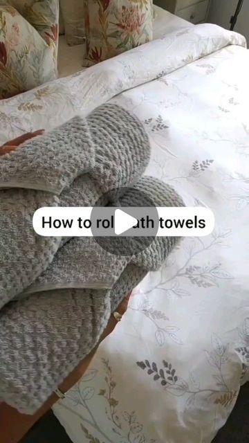 Rolling Bath Towels, Roll Bath Towels, Folding Bath Towels, How To Roll Bath Towels, Towel Folding Ideas, Folding Sheets, Roll Towels, Konmari Folding, Folding Towels