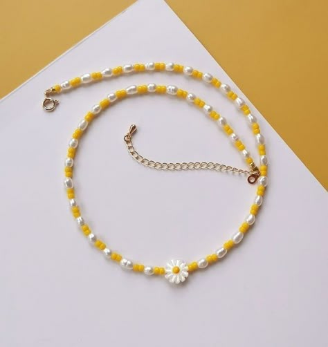 Yellow Beaded Necklace, Pulseras Kandi, Homemade Necklaces, Beaded Jewelry Necklaces, Diy Jewelry Unique, Yellow Necklace, Yellow Jewelry, Beaded Necklace Diy, Bead Charms Diy