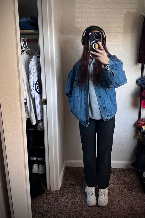 Jean Jacket Outfits Autumn, Outfit Ideas With Jeans Jacket, Blue Jean Jacket Fall Outfits, Jean Jacket Outfits Europe, Comfy Jean Jacket Outfit, Jean Jacket And Black Jeans Outfit, Jean Jacket With Hood Outfits, Denim Jacket With Cargo Pants, Outfit With Oversized Jean Jacket