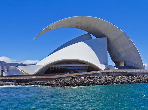 Auditorio de Tenerife „Adán Martín“ in Santa Cruz de Tenerife | © Koppchen/WikiCommons Expressionism Architecture, College Of Architecture, Santiago Calatrava Architecture, Stunning Architecture, Unusual Buildings, Santiago Calatrava, Amazing Buildings, Valencia Spain, Futuristic Architecture