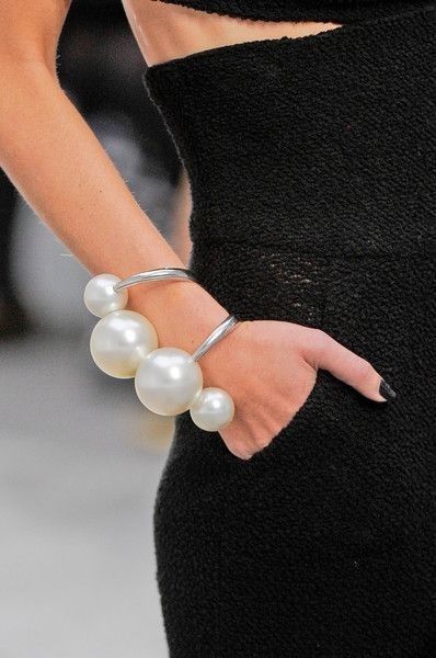 Couture Dior, Mode Chanel, Fashion Week Spring 2014, Chanel Couture, Chanel Spring, Chanel Jewelry, Bijoux Diy, Arm Candy, A Bracelet