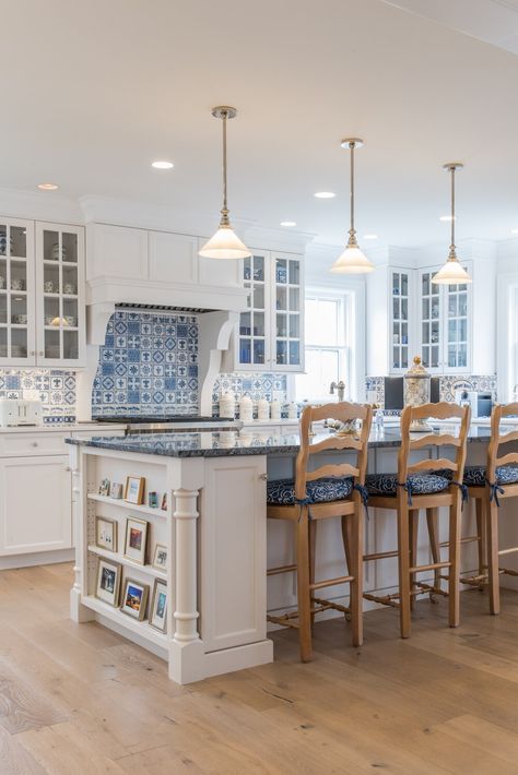 Nantucket custom home builder Marthas Vineyard Home Interior, Nantucket Homes Interiors, Nantucket House Interior, Nantucket Home Decor, Nantucket Home Interior, Nantucket Farmhouse, Nantucket Style Kitchen, Nantucket Cottage Interiors, Nantucket Interior Design