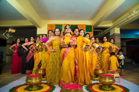 Haldi Haldi Family Poses, Haldhi Stills Bride Groom, Girl Haldi Ceremony, Indian Wedding Family Photos Group Shots, Haldi Stills For Groom, Haldi Girls Shoot, Haldi Pics With Friends, Haldi Group Poses, Haldi Poses For Bride With Friends