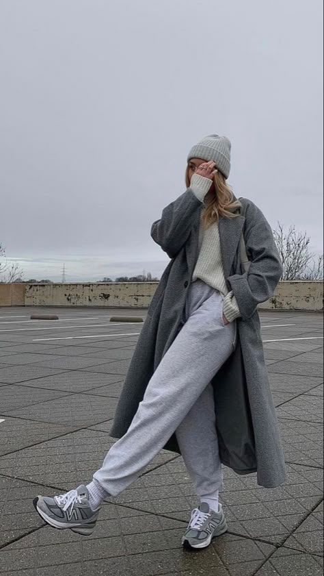 Sweatpant Winter Outfit, Sweatpants Outfit Women Street Style, Outfit Ideas Sporty Casual, Gray Sweat Suit Outfit, Cozy Joggers Outfit, Autumn Outfits Sporty, Grey Tracksuit Outfit Women Winter, Grey Joggers Winter Outfit, La December Outfits