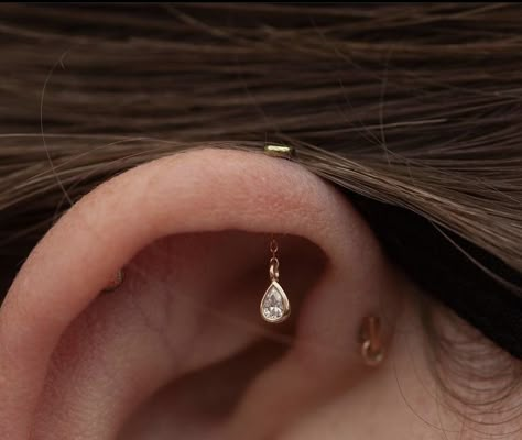 Unique cartilage placing, cartilage piercing Bugdi Earring Piercing, Unique Cartilage Earrings, Unique Helix Piercing, Helix Piercing Jewelry Unique, Koppu Earring, Helix Jewelry Ideas, Hanging Helix Piercing, Chandelier Piercing, Vertical Helix Piercing