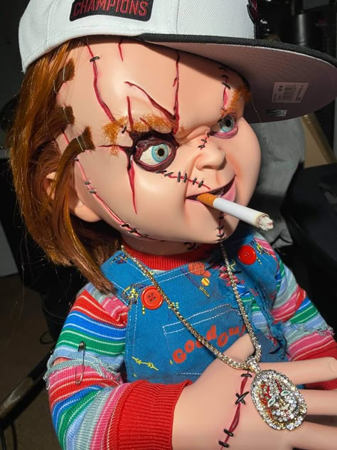 All Scary Movie Characters Wallpaper, Halloween Wallpaper Chucky, Chucky Doll Wallpaper, Chucky Doll Aesthetic, Chuky Doll Wallpaper, Chucky Pfp Aesthetic, Halloween Wallpaper Iphone Chucky, Chucky Widgets, Chucky Astetic