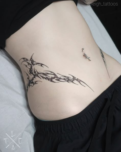 Waist Tattoos, Korean Tattoos, Tattoos Inspo, Stomach Tattoos, Tattoo Feminina, Dream Tattoos, Black Ink Tattoos, Elegant Tattoos, Piercings And Tattoos