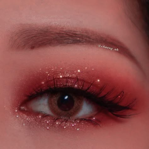 Red Looks Make Up, Red Easy Makeup Looks, Red Aesthetic Makeup Looks, Wine Red Makeup Look Simple, Prom Makeup Coral Dress, Cute Red Eye Makeup, Basic Red Eyeshadow Looks, Sparkly Red Eye Makeup, Red Korean Eye Makeup