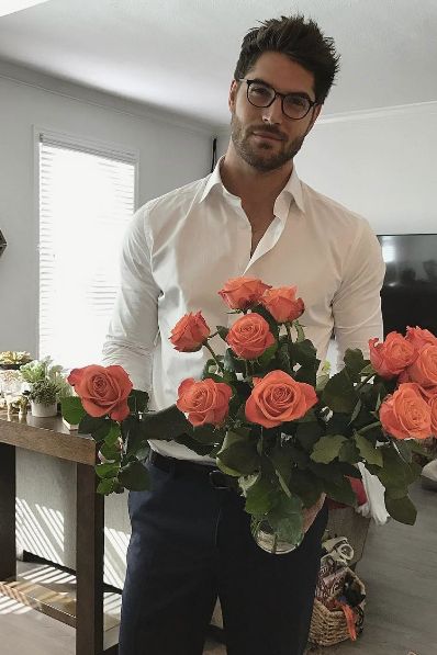 Man Flowers, Men With Flowers, Flowers For Men, Nick Bateman, Giving Flowers, Preppy Mens Fashion, Mens Fashion Photography, Men Photography, Kids Diet