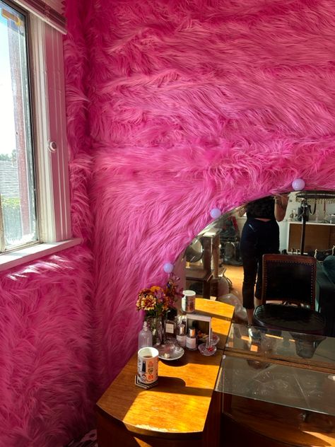 Pink Fur Wall, Fur Wall, Vanity Inspiration, Beauty Room Design, Teen Bedroom Decor, Teen Bedroom, Pink Room, Studio Decor, Beauty Room