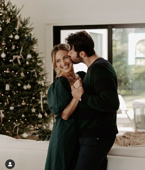 Tori Masters, Christmas Pfp Aesthetic, Christmas Photography Couples, Couples Holiday Photos, Christmas Dress Ideas, Christmas Card Outfits, Christmas Dress Girl, Christmas Tree Photoshoot, Christmas Dress Party