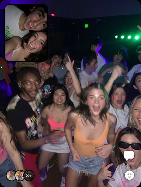 High School Clubs Aesthetic, High School Parties Aesthetic, American Teenage Life, Party Aesthetic High School, Hs Party Aesthetic, Getting High With Friends, Middle School Friend Group, High School Dream Aesthetic, Party Outfit High School