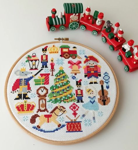 Christmas Sampler, Holiday Cross Stitch Patterns, Easy Cross Stitch Patterns, Halloween Cross Stitch Patterns, Xmas Cross Stitch, Cross Stitch Christmas, Cross Stitch Christmas Ornaments, Stocking Pattern, Rainbow Gift