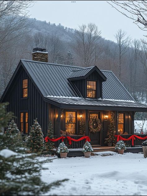 Exterior Black House, Lodge Exterior, Cottage Tiny House, Black Cabin, Bungalow Cottage, On Golden Pond, Black Farmhouse, Cabin Exterior, Craftsman Style House