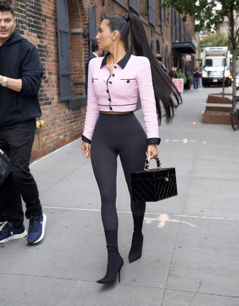 Kardashian World on X Kim Kardashian Style Casual, Kardashian Casual Outfit, Kim K Fashion, 90s Girl Fashion, All The Kardashians, Kardashian Looks, Olivia Pierson, Kimberly Kardashian, Kim Kardashian Hot