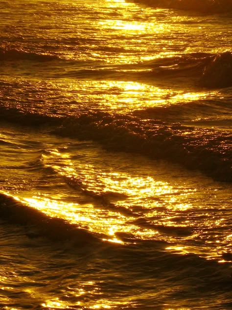 Sparkling Golden Sea Sea Sparkle, Aesthetic Yellow, Gold Aesthetic, Shades Of Gold, Liquid Gold, Yellow Aesthetic, Golden Girl, Dark Yellow, Sea Waves