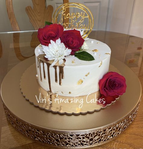 Red roses, happy birthday cake topper Beautiful Anniversary Cake, Red Roses Birthday Decorations, Cake Designs Rose, Red Flower Cake Birthday, Cute Cakes For Moms Birthday, Red Roses On Cake, Red And Gold Birthday Cake For Women, Anniversary Cake Decoration, Rose Cake Designs Birthday