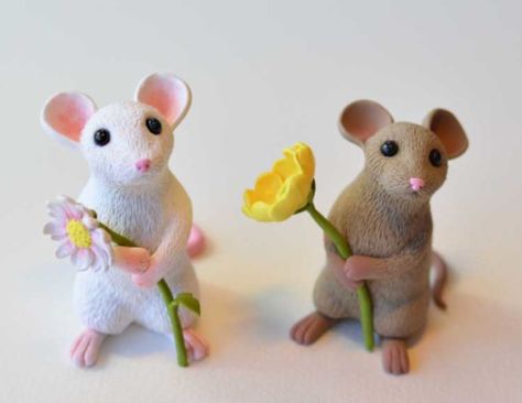 Darling Mice Garden Accent | You may not want real mice in your garden, but you might want these Darling Mice Garden Accents. Sculpey Ideas, Clay Figurines, Sculpey Clay, Polymer Clay Tools, Fimo Polymer Clay, Clay Sculptures, Polymer Clay Animals, Clay Stuff, Clay Figurine