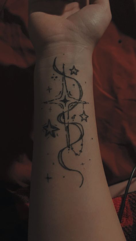 Star Related Tattoos, Summer Aesthetic Tattoo, Star Tattoo Arm Sleeve, Star On Hand Tattoo, Star Tattoos Designs, Leg Tattoos Drawings, Stars On Wrist Tattoo, Gemini Hand Tattoo, Star Themed Tattoos