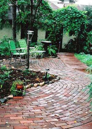 I like how the bricks move around the space, almost like they are a stream of water.  It flows well even though its a small space.  That's just what I'm looking for! Small Brick Patio, Patio Chico, Design Per Patio, Small Patio Design, Brick Paver Patio, Brick Patterns Patio, Brick Patio, Patio Layout, Patio Pavers Design