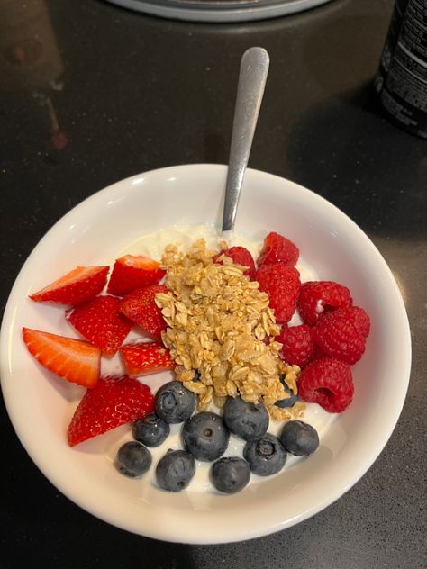 vanilla greek yogurt, mixed berries & gronala =300 calories Yoghurt Bowl Ideas, Yogurt Bowls, Yoghurt Bowl, Greek Yogurt Parfait, Winter Arc, Living Better, Yogurt And Granola, Girl Vibe, Vanilla Greek Yogurt