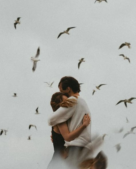 Wedding Photo Inspiration LOVE (@wedding.photo.inspiration) • Instagram photos and videos Shooting Couple, Couple Beach, Couple Photography Poses, Jolie Photo, Couple Photoshoot, Wedding Photo Inspiration, Couple Shoot, Couples Photography, Engagement Photoshoot