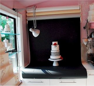 Photo Station for Bakery Home Bakery Decorating Ideas, Bakery Office Ideas, Bakers Kitchen Ideas, Cake Room Ideas, Cake Studio Ideas, Bakery Organization, Cake Shop Ideas, Photo Booth Station, Baking Supplies Organization