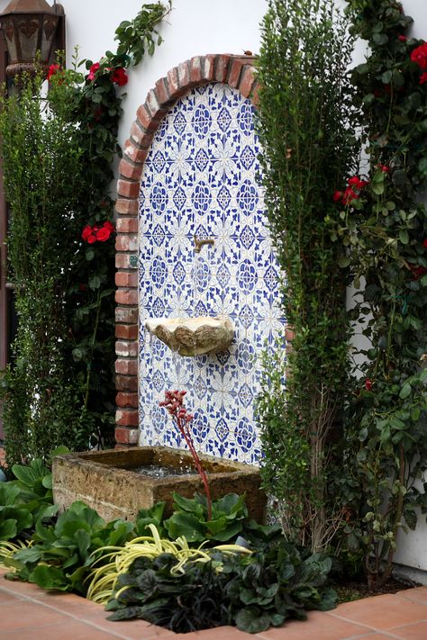 Mediterranean Courtyard Ideas, Spanish Style Driveway, Hacienda Patio, Outdoor Wall Fountains, Hacienda Style Homes, Mexican Home, Balcony Ideas Apartment, Hacienda Style, Spanish Style Homes