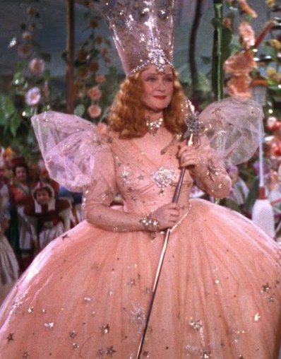 Bruxa Boa do Sul do filme "O Mágico de OZ". Glinda the good witch from the movie "The Wizard of Oz". #thewizardofoz #movie #filme Glinda Costume, Glenda The Good Witch, Billy Burke, Wizard Of Oz Movie, Billie Burke, Wizard Of Oz 1939, Oz Movie, Cinderella 2015, Follow The Yellow Brick Road