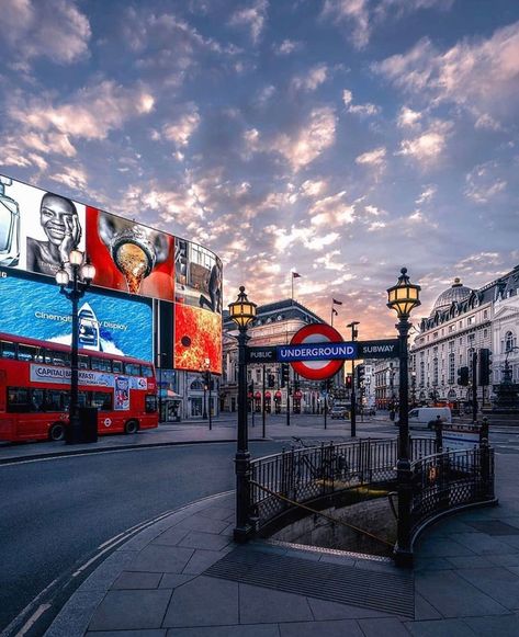 🇬🇧 L O N D O N    G U R U S 🇬🇧 on Instagram: “Piccadilly Magic ✨ •••••••••••••••••••••••••••••••••••••••••••••••••••••••• Guru 🏆: @qlubtempo  Selection 🔎: @j_r_photography…” Europe Study Abroad, Uk Roadtrip, Piccadilly Circus London, Road Trip Uk, London England Travel, Maida Vale, London Wallpaper, Belsize Park, Finsbury Park